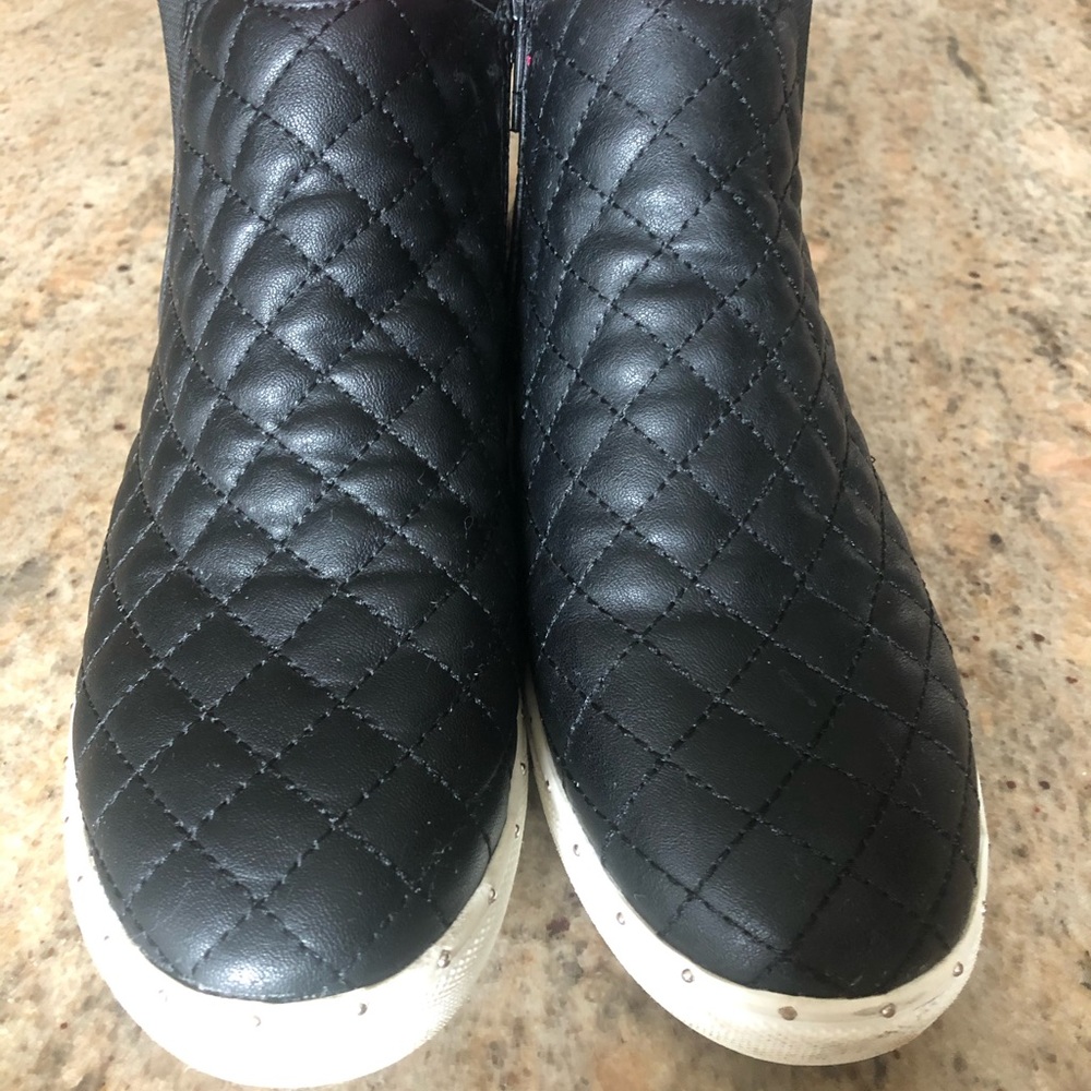 Steve Madden black awesome booties !